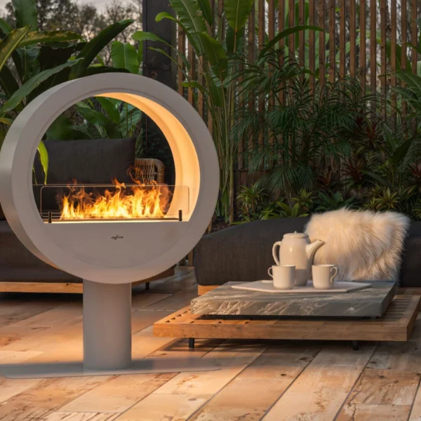 INCYRCLE STAND 2SIDE i vit är en unik fristående bioetanolkamin med dubbeltsidigt flamspel som ger ett imponerande visuellt uttryck i hemmet. Den tvåsidiga designen gör att du kan njuta av det naturliga lågorna från flera vinklar, vilket skapar en varm och inbjudande atmosfär i vardagsrum, loungemiljöer eller större sociala ytor.